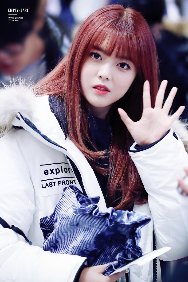 171128 Weki Meki Suyeon at Gimpo Airport documents 2