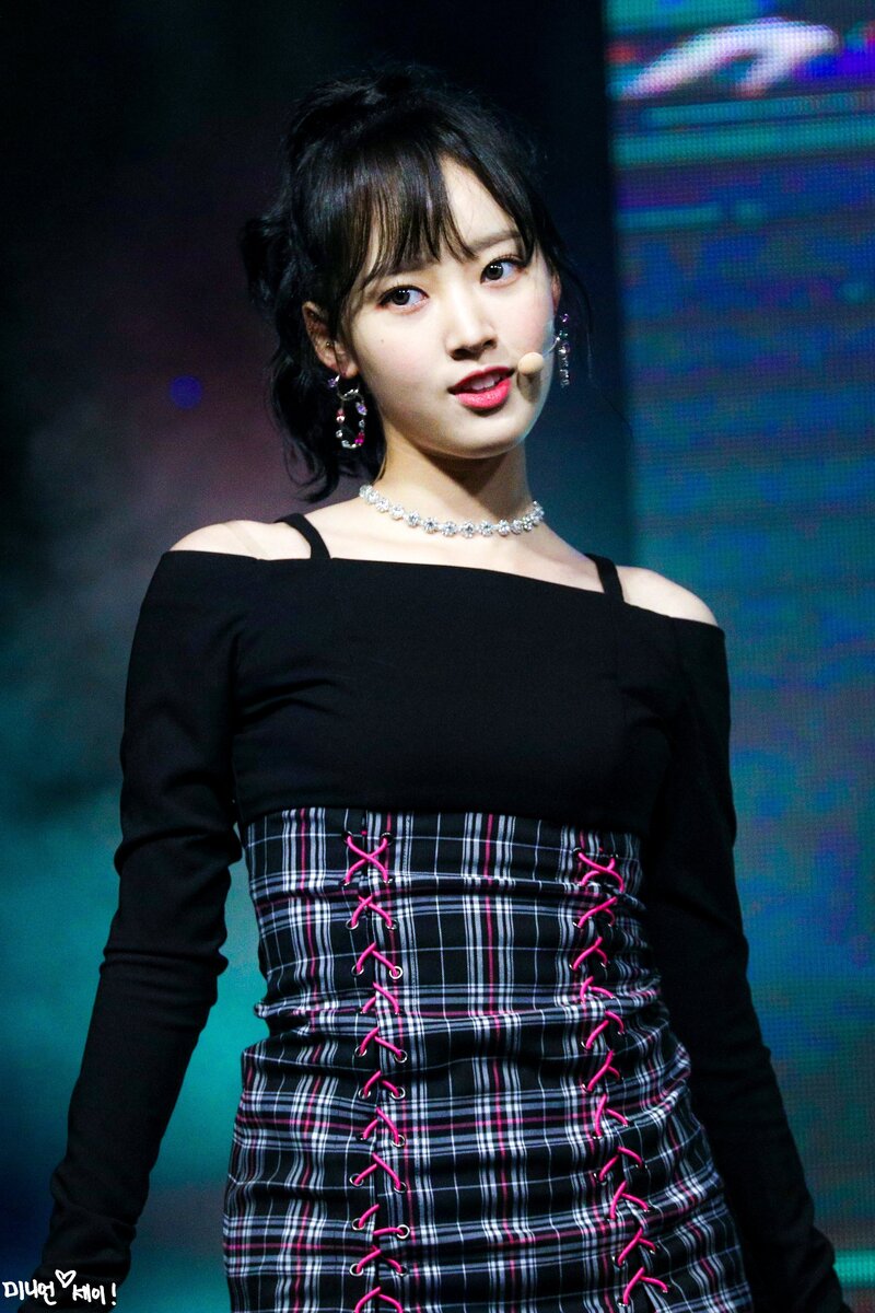 191019 Weki Meki Elly and Sei at Youth Festival documents 2