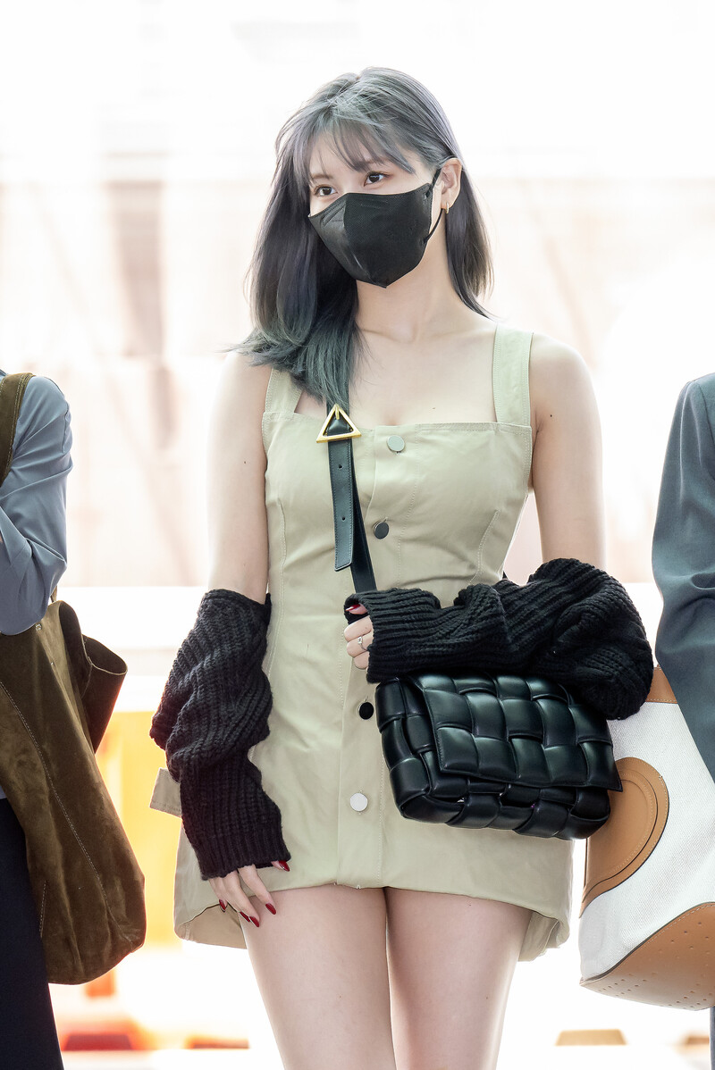 220512 TWICE Momo at Incheon International Airport for TWICE III in LA documents 8