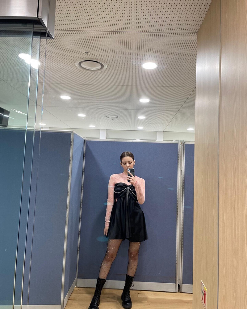 211002 ITZY Instagram Update - Lia documents 12