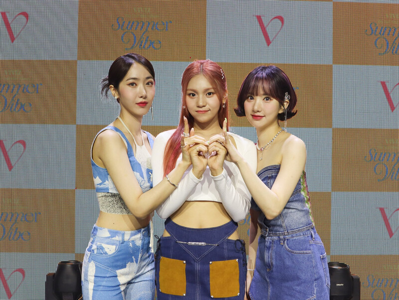 220706 VIVIZ 2nd Mini Album 'Summer Vibe' Press Showcase | kpopping