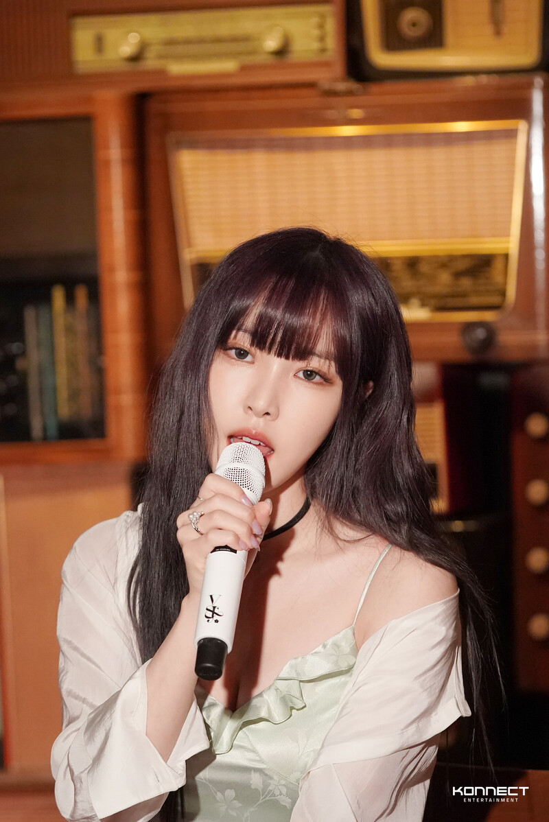 220817 Konnect Naver - Yuju - 'The Killa' Live Clip Behind Photos documents 20