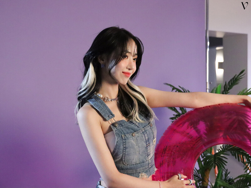 VIVIZ The 2nd Mini Album 'LOVEADE' Jacket Photoshoot Behind documents 13