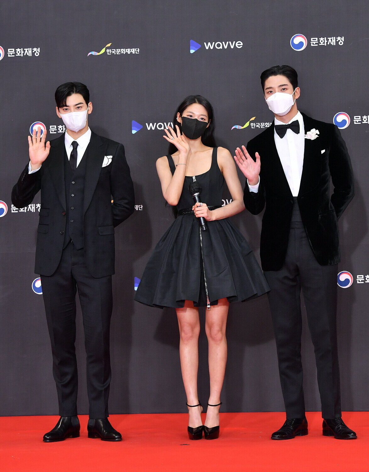 211217 MCs Cha Eunwoo Seolhyun Rowoon at KBS Song Festival Red