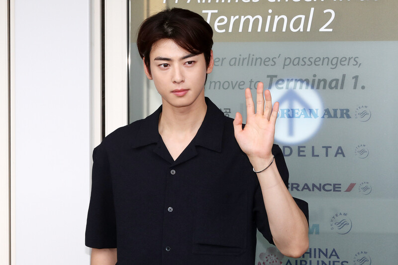 230606 Cha Eunwoo at Incheon International Airport Departure for Paris, France documents 6