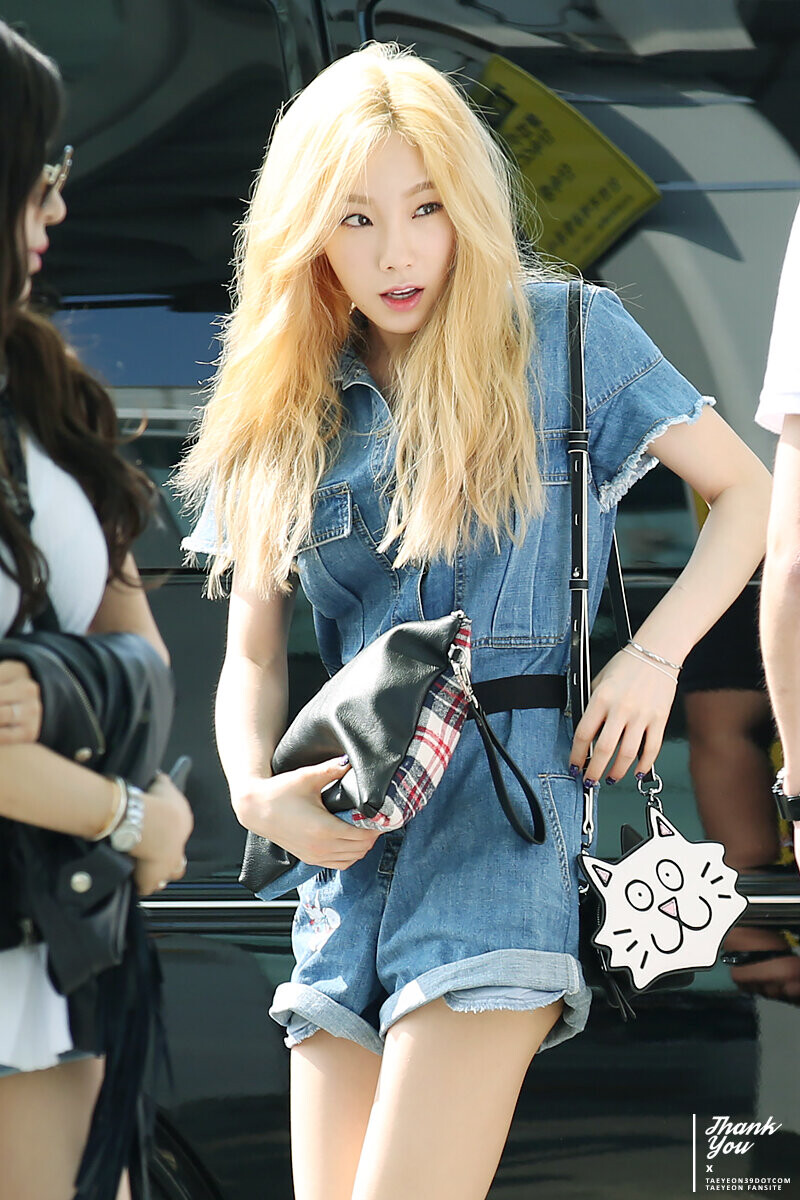 150610 Girls' Generation Taeyeon at Incheon Airport documents 20