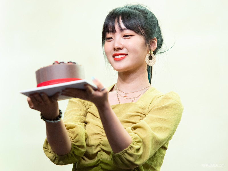 190825 Weki Meki Lucy at 'WEEK END LOL' Mapo Fansign documents 1