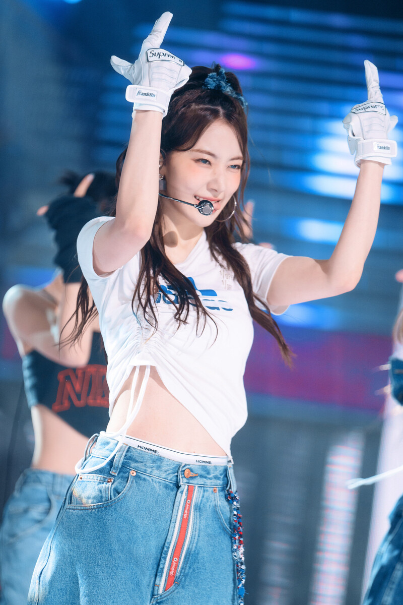 221023 LE SSERAFIM Sakura - 'ANTIFRAGILE' at Inkigayo documents 26