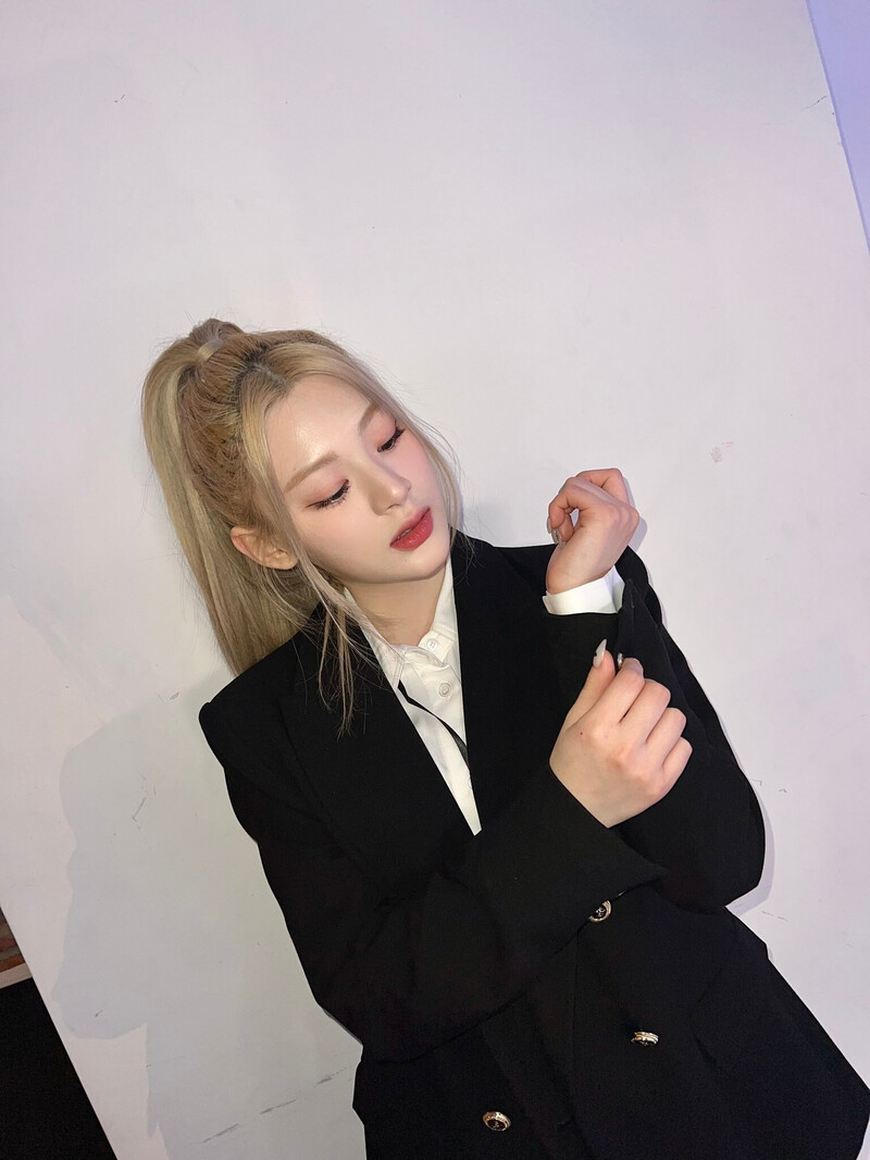 230223 STAYC Twitter Update - Seeun documents 2