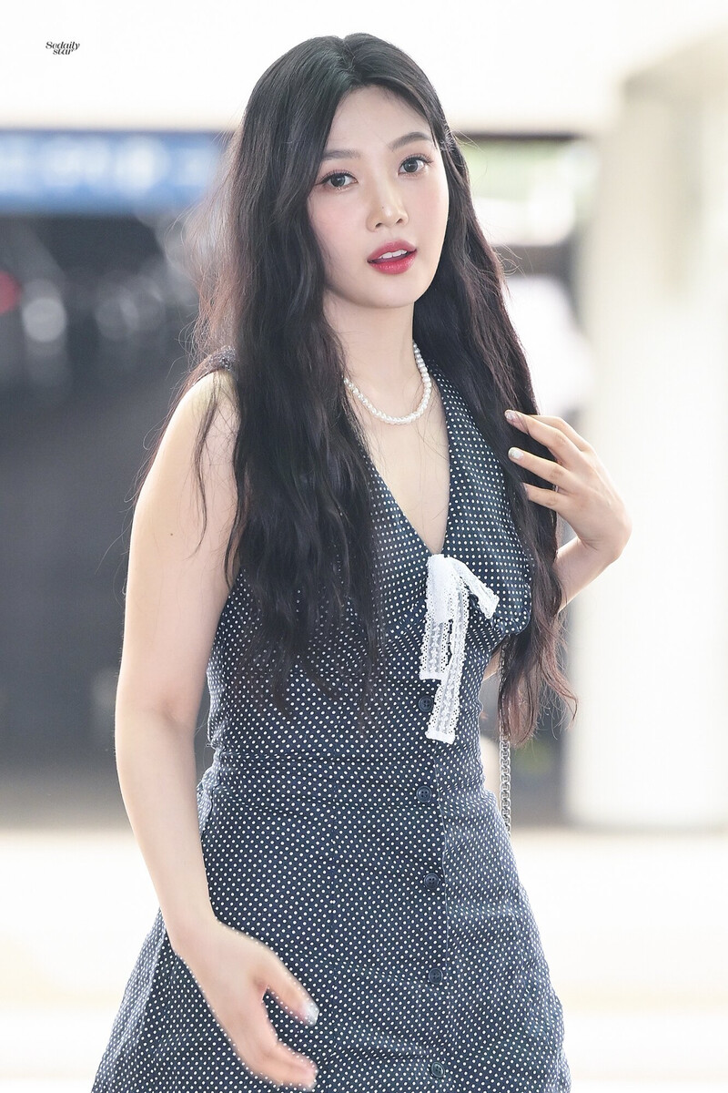 240712 Red Velvet Joy at Incheon International Airport documents 3