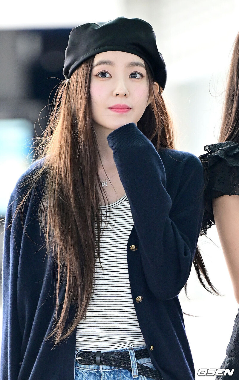 240906 Red Velvet IRENE at Incheon International Airport documents 4