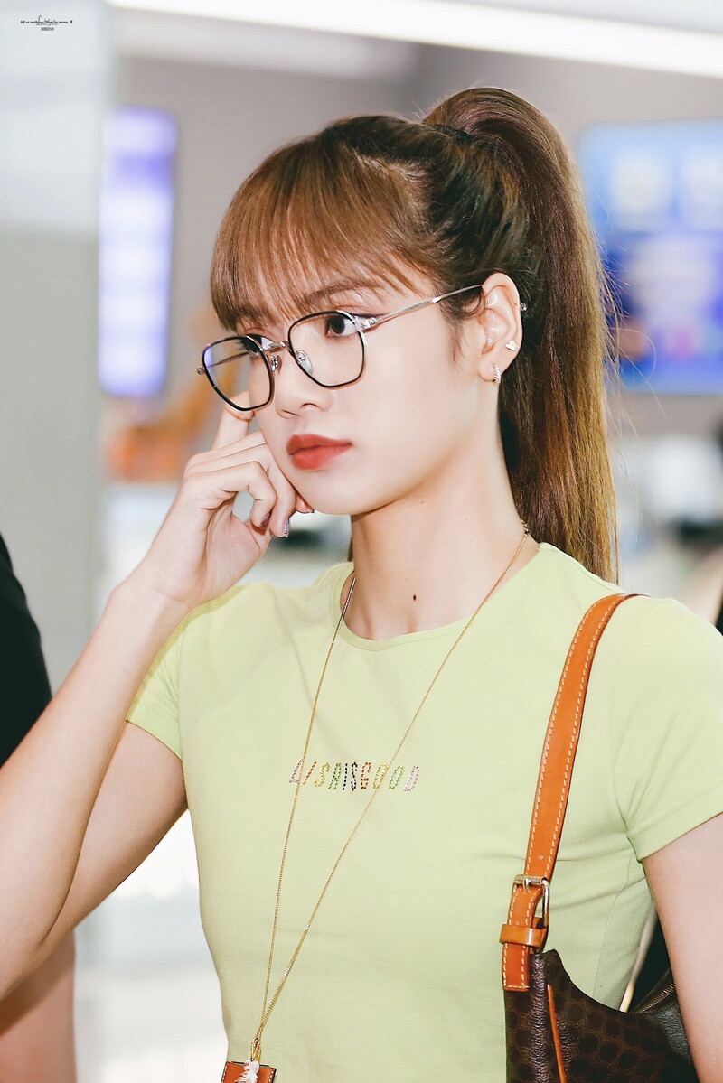 191002 BLACKPINK Lisa at Incheon International Airport documents 5