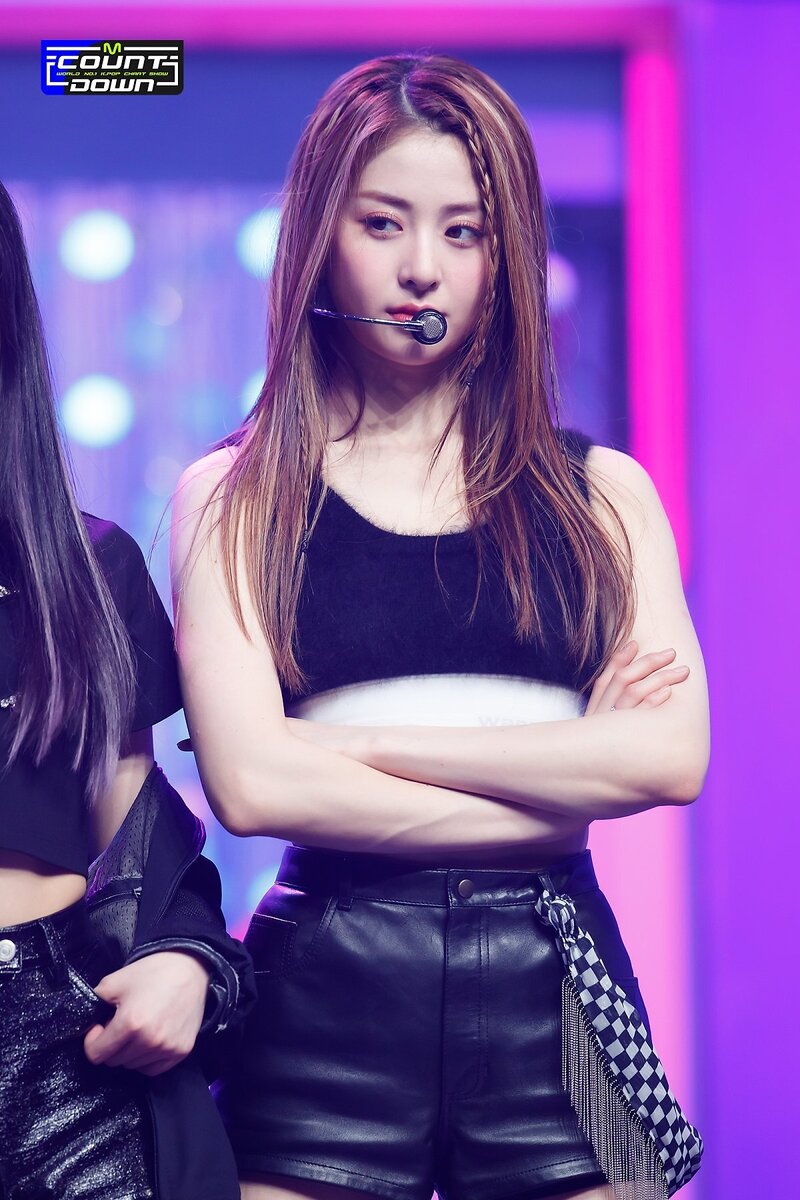 220505 LE SSERAFIM's Yun Jin - 'Fearless' and 'Blue Flame' at M Countdown documents 1