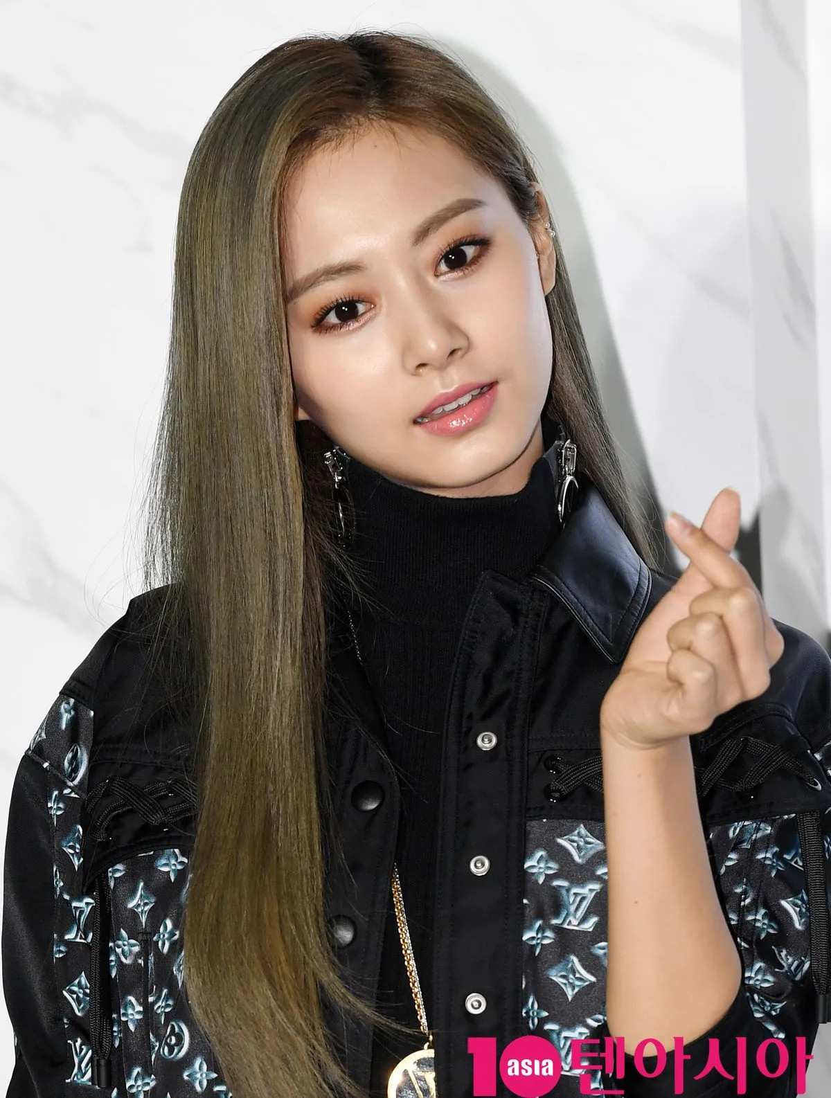 Louis Vuitton Handbag that TWICE's Tzuyu Used during Recent Fashion Event  Sells Out