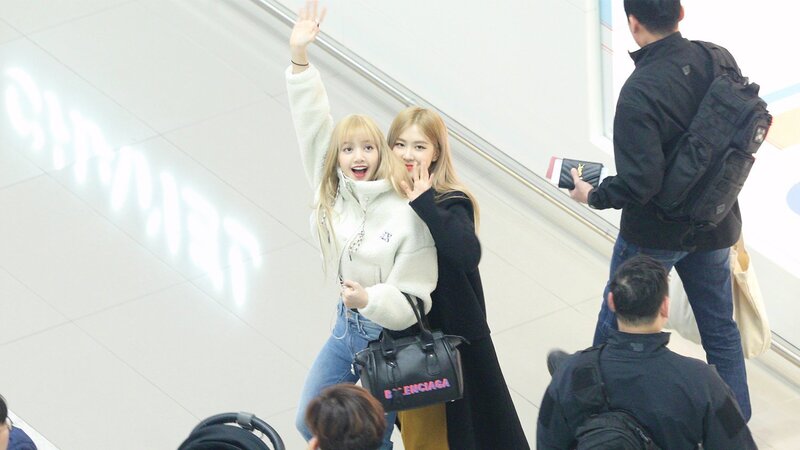 190201 - LISA at Incheon Airport to Philippines documents 15