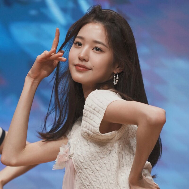220507 Wonyoung at Fansign Event documents 7