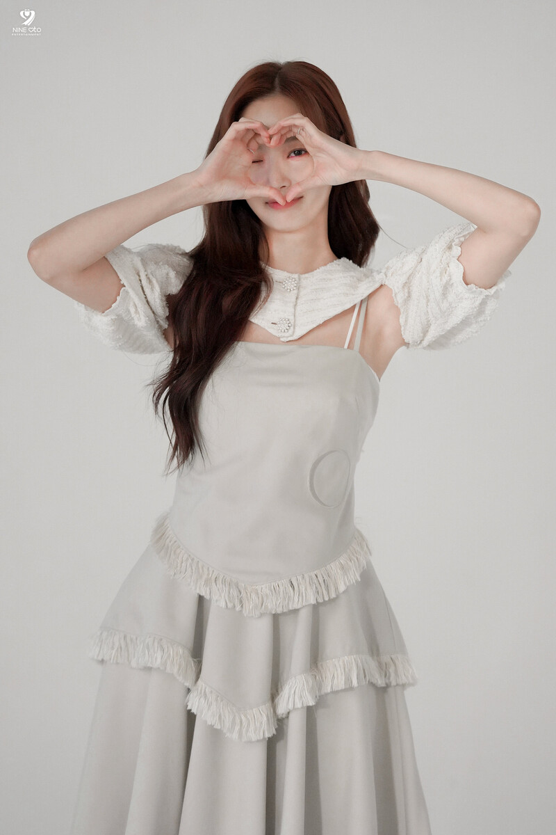 220812 9Ato Naver Post - Yeonwoo - Singles Magazine Photoshoot Behind documents 12