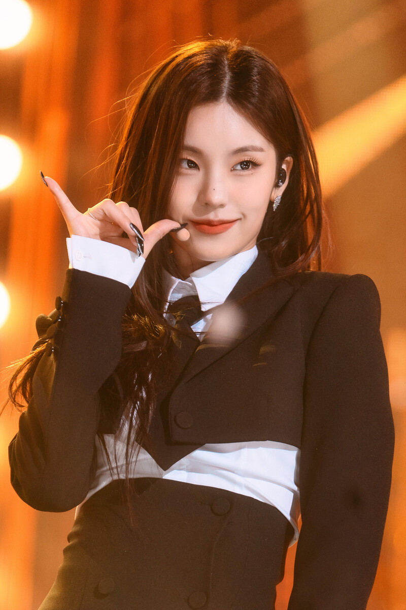 221204 ITZY Yeji - 'Cheshire' at Inkigayo documents 3