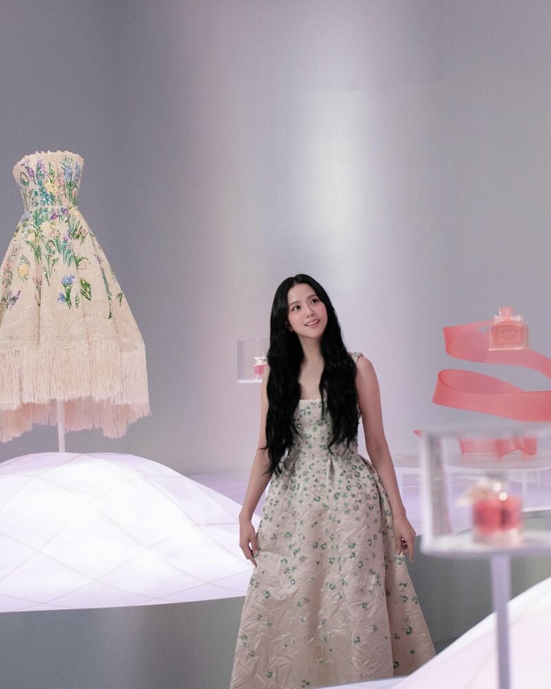 240715 - Dior Beauty Instagram Update with JISOO - Behind the Scenes of Miss Dior Wonderland documents 3