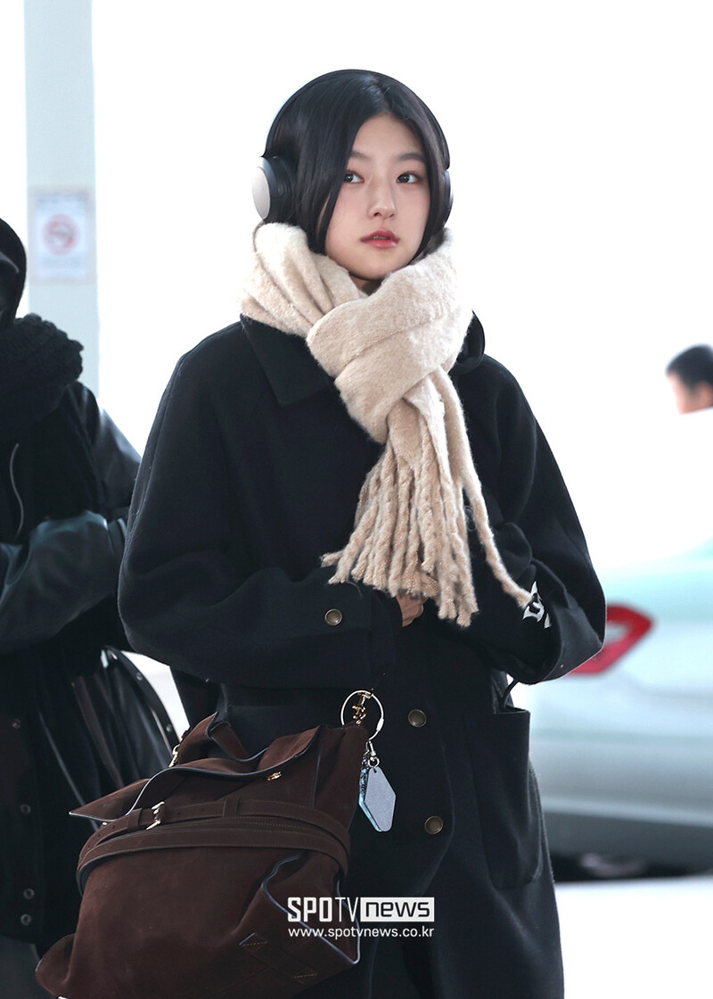 250102 KISS OF LIFE Haneul at Incheon International Airport documents 1