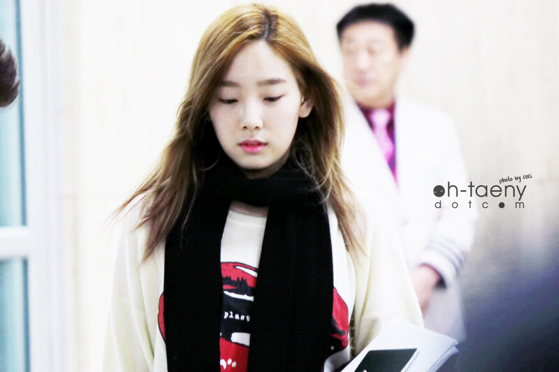 130302 Girls' Generation Taeyeon at Gimpo Airport documents 1