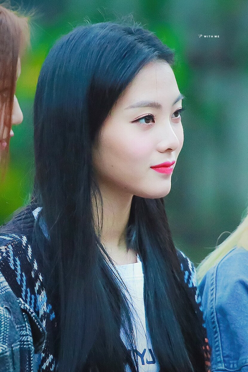 181019 Weki Meki Lucy at Music Bank documents 1