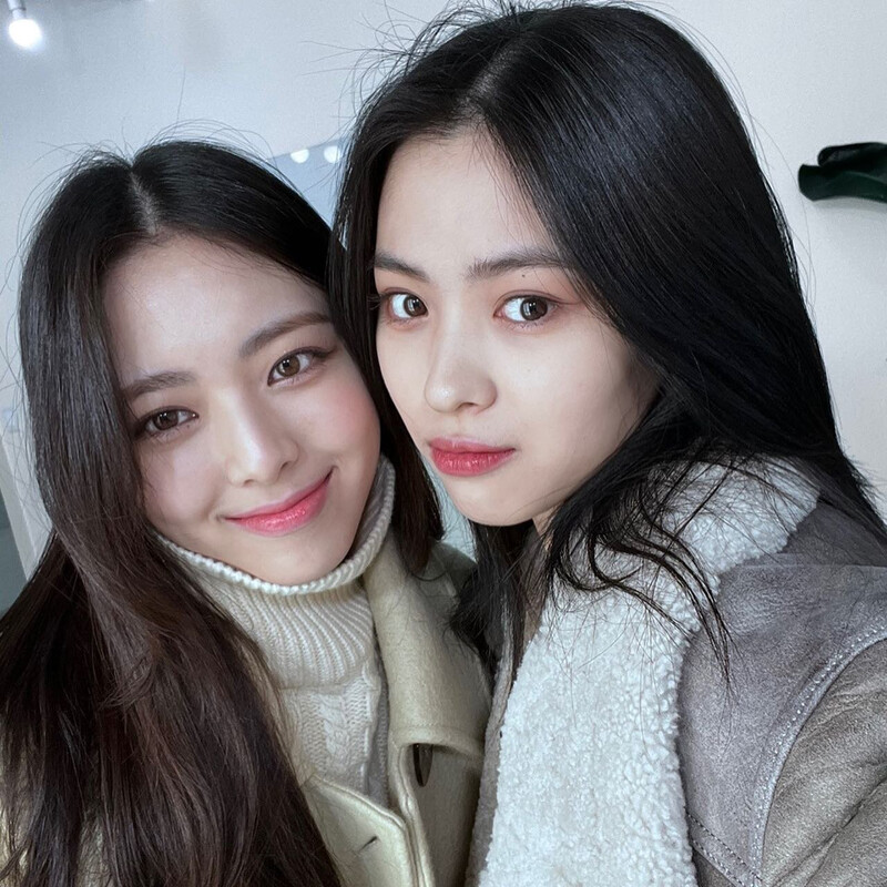 220408 ITZY Instagram Update - Ryujin & Yuna documents 2