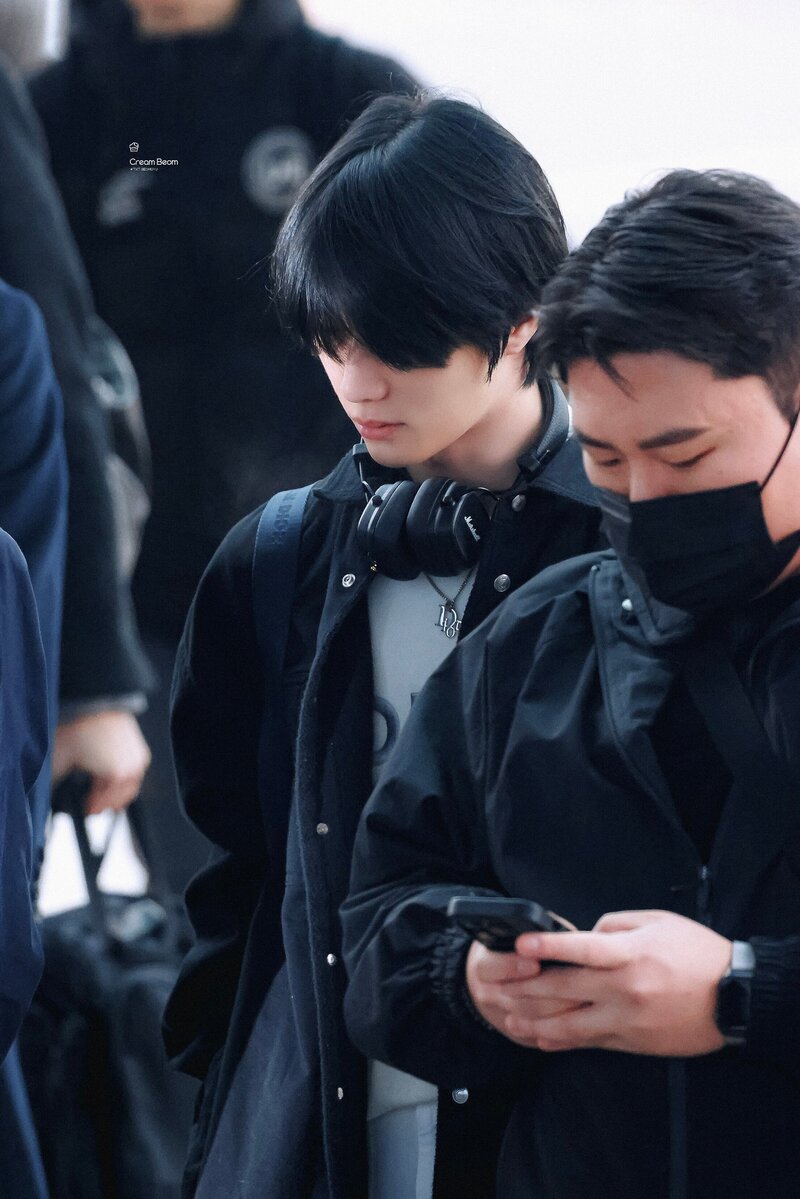 240117 TXT Beomgyu at Incheon International Airport documents 6