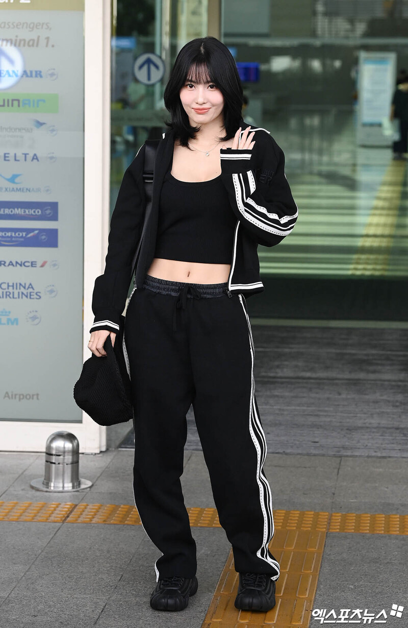 230918 TWICE Momo at Incheon International Airport documents 2