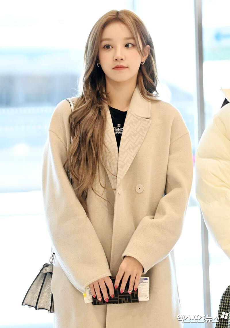 231125 (G)I-DLE Yuqi at Gimpo International Airport documents 4