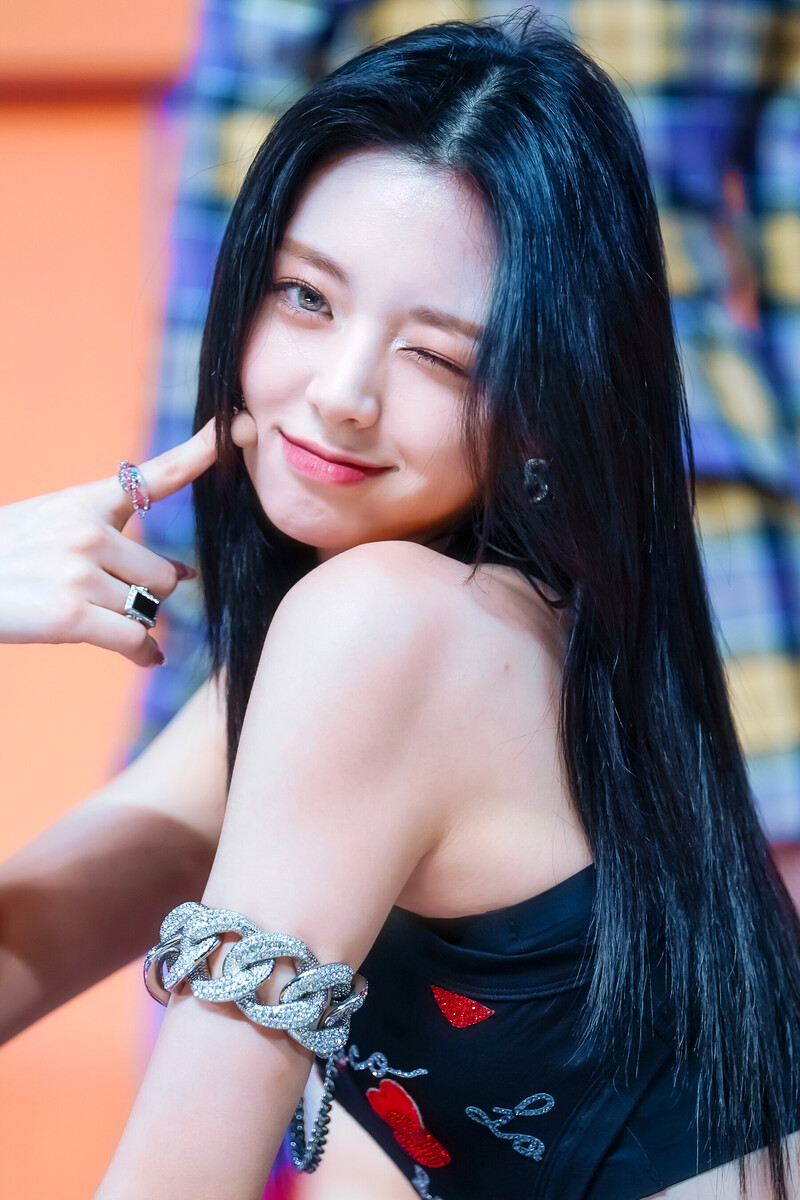 210926 ITZY - 'LOCO' at Inkigayo documents 4