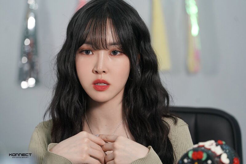 220511 Konnect Entertainment - Yuju at 100th Day Celebration Behind the Scenes documents 1