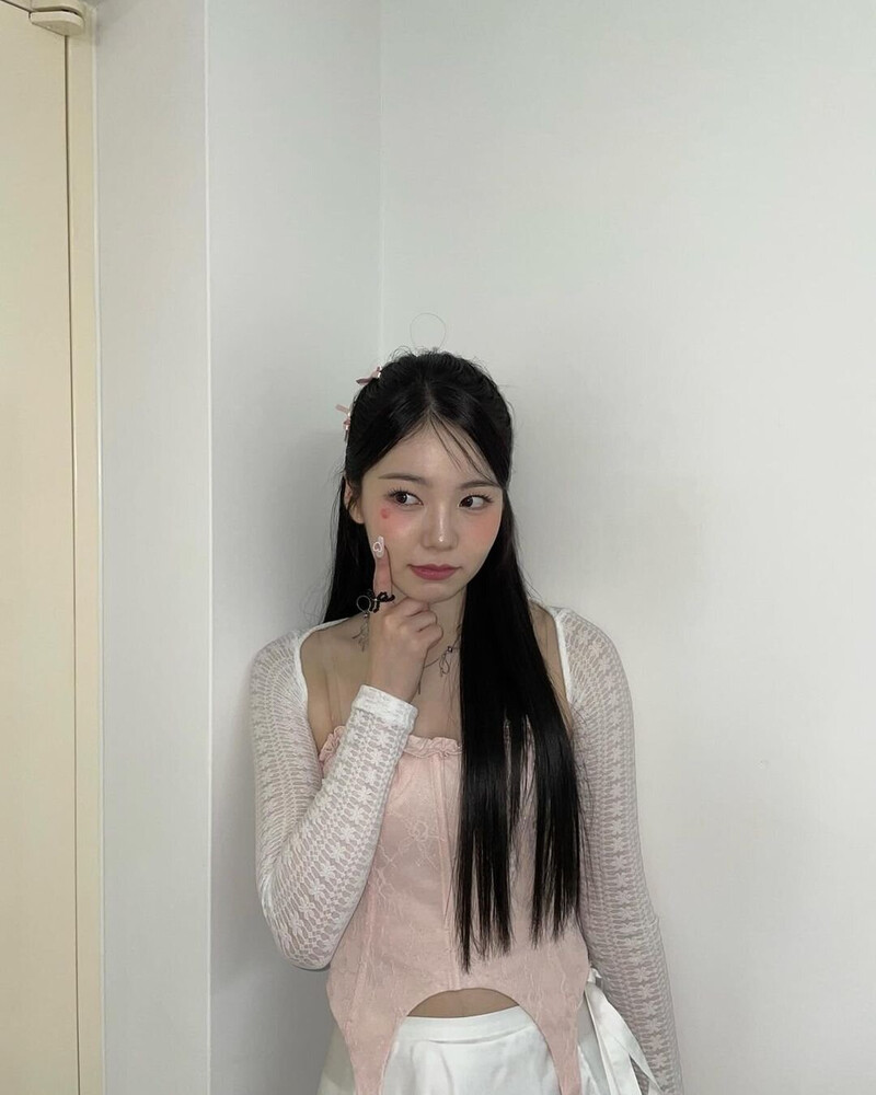 231030 NiziU Member Instagram Update - AYAKA documents 1