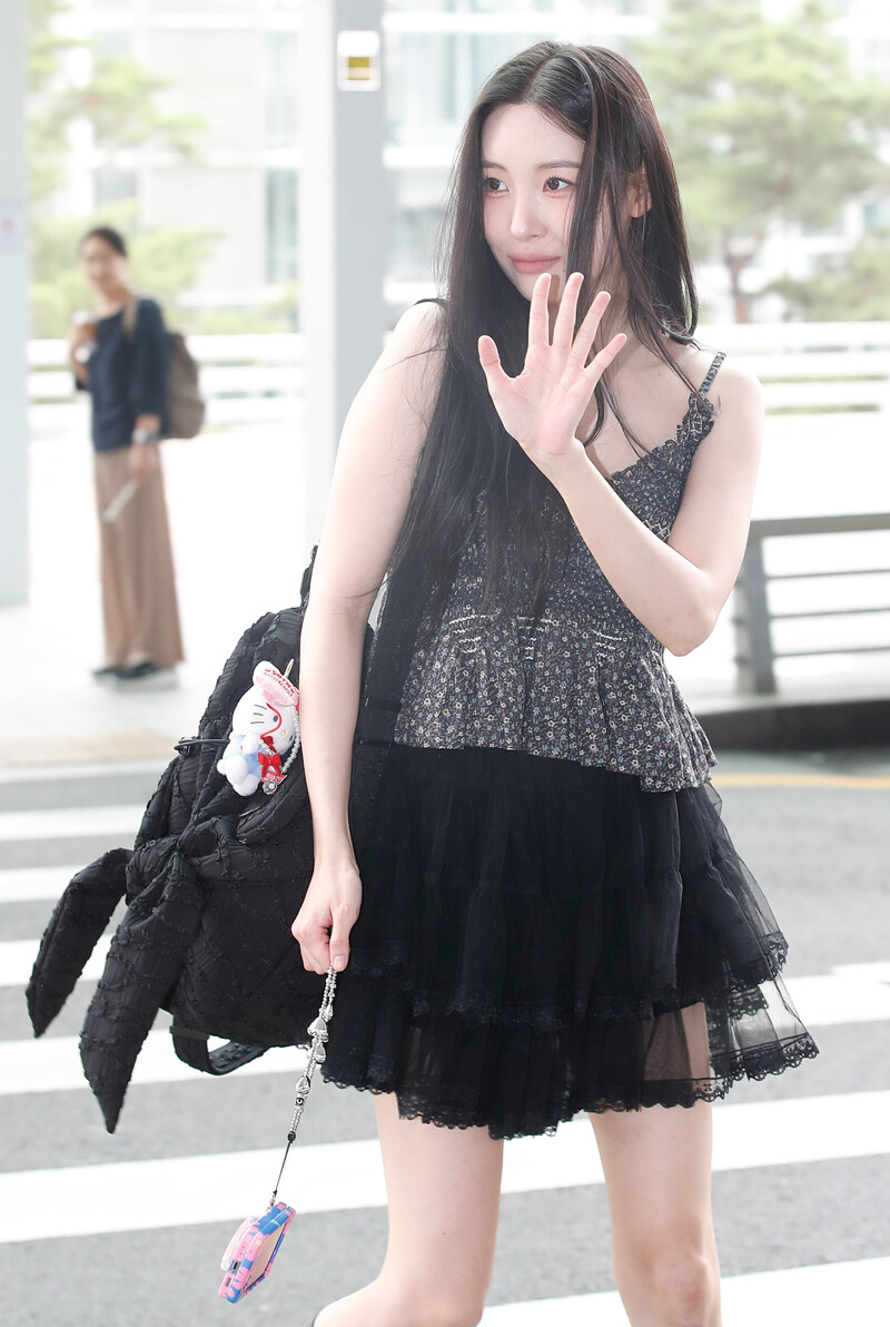 240712 Sunmi at Incheon International Airport documents 16