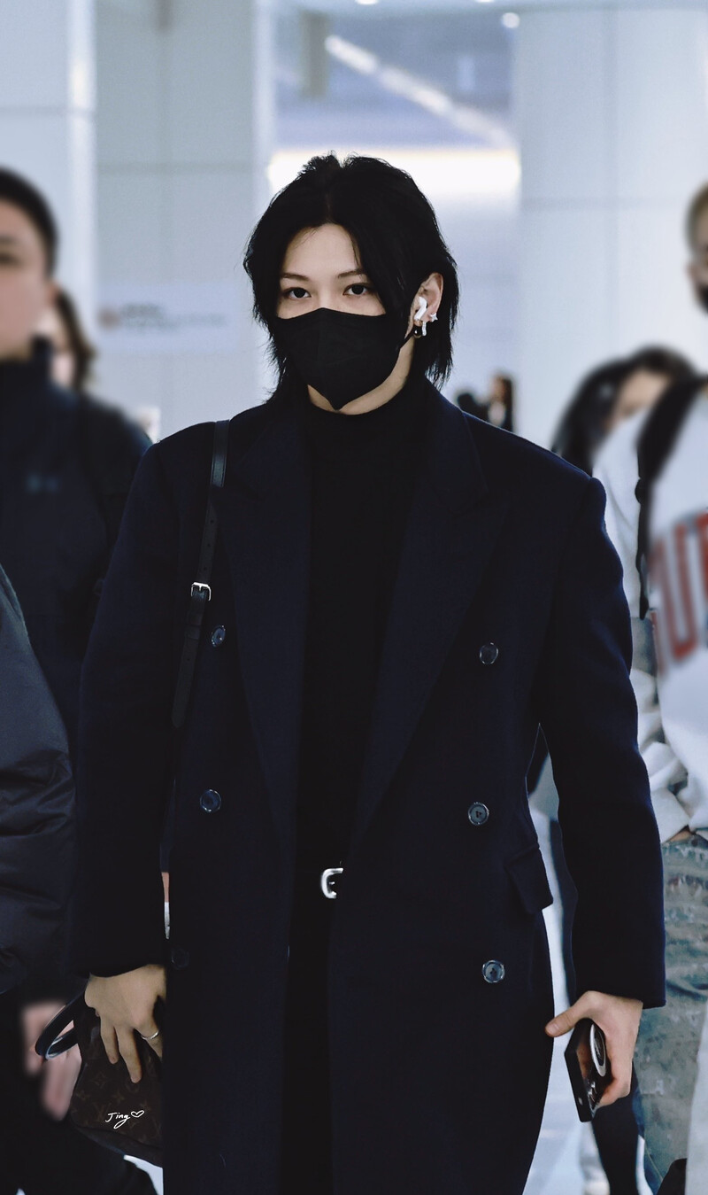 241227 StrayKids Felix at Airport documents 7