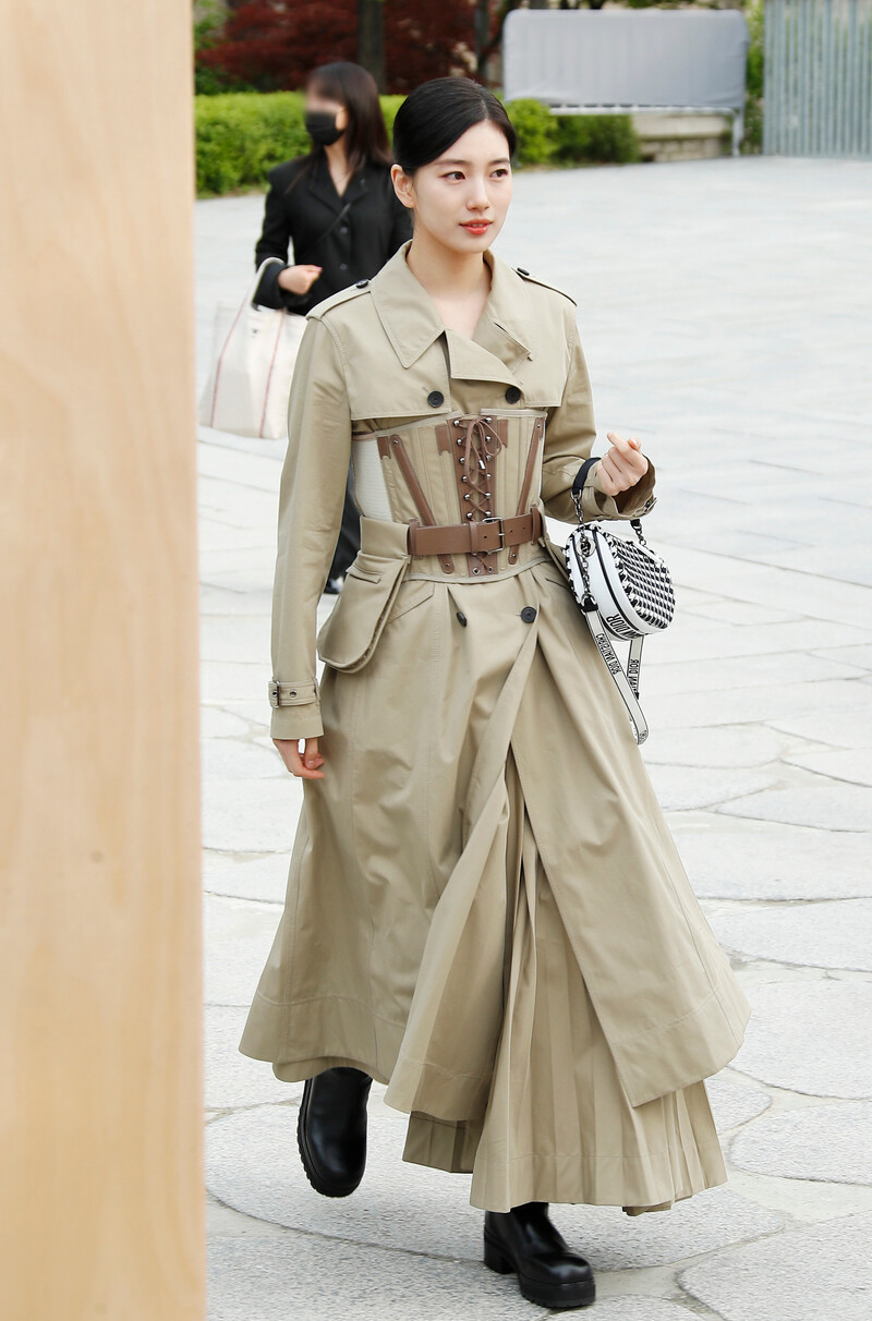 220430 Bae Suzy - Dior Women's F/W 2022 Runway Show documents 7