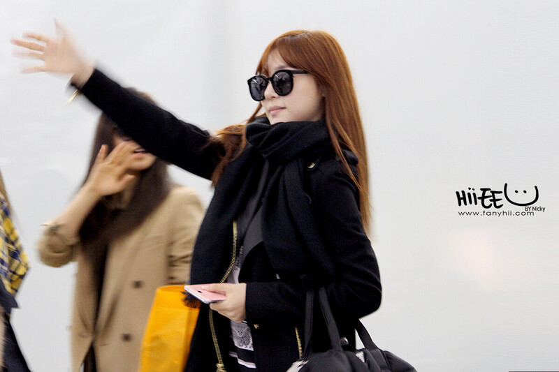 131110 Girls' Generation Tiffany at Hong Kong Airport documents 1