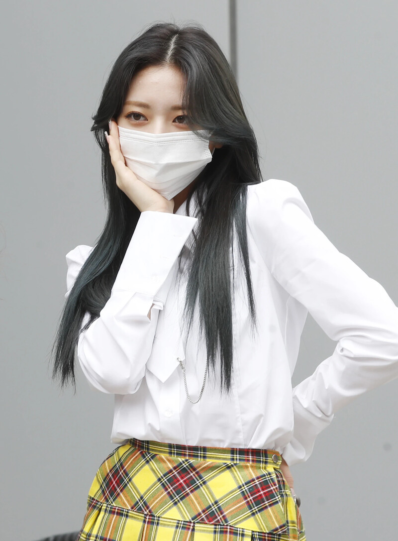 210422 ITZY Yuna on their way to film Knowing Brothers documents 6