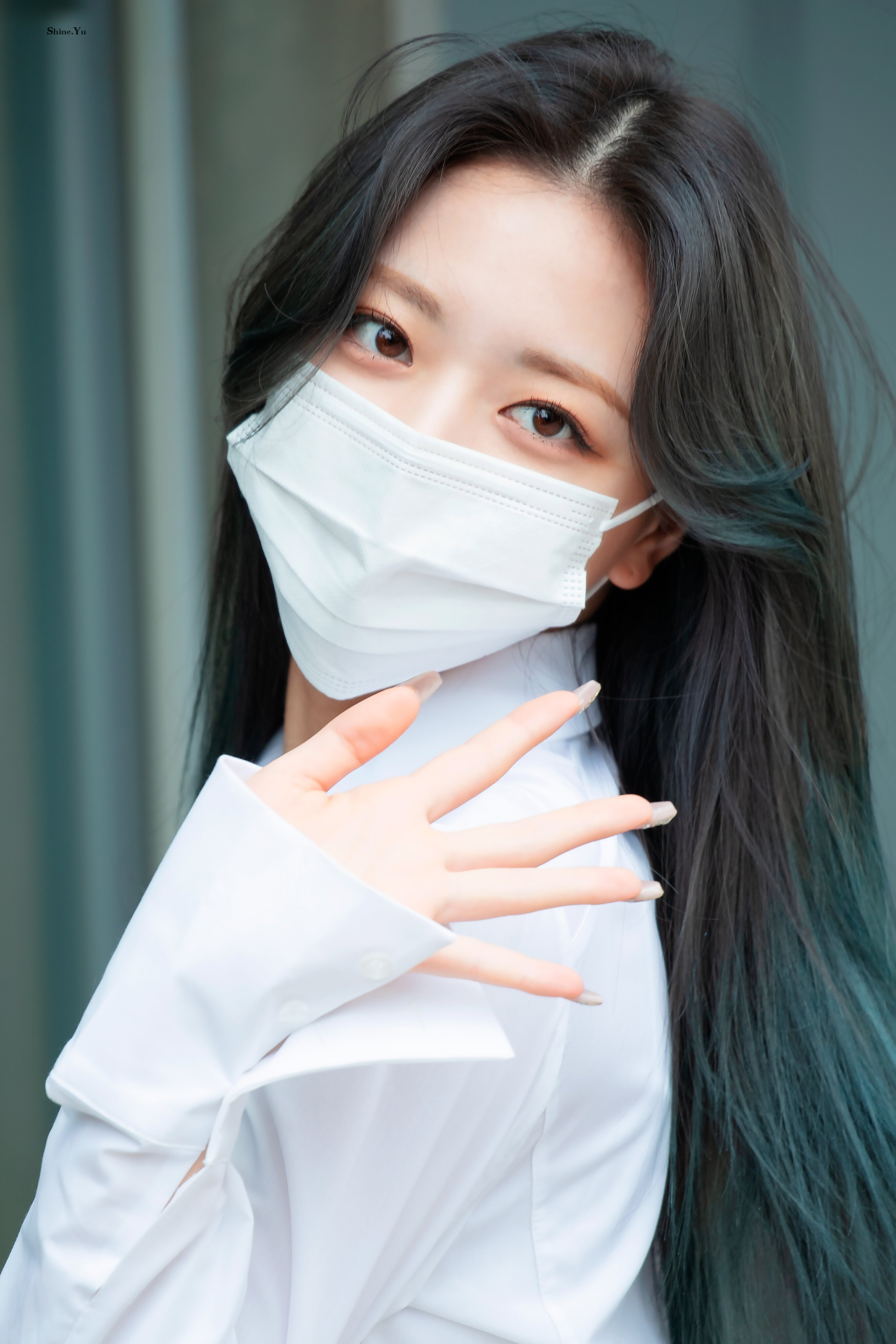 210422 ITZY Yuna on the way to film Knowing Brothers | kpopping