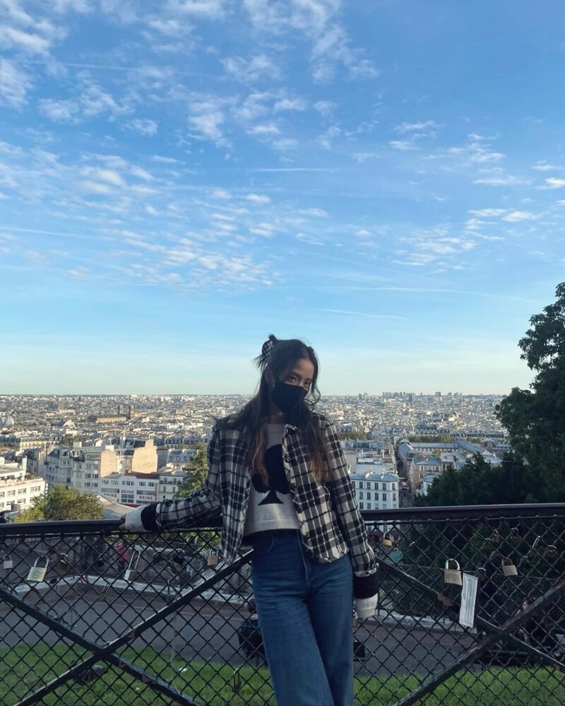 211001 Jisoo & Jennie Instagram Update in Paris documents 4