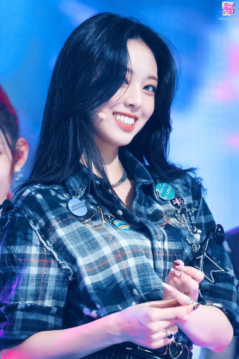 211010 ITZY - 'LOCO' at Inkigayo documents 22