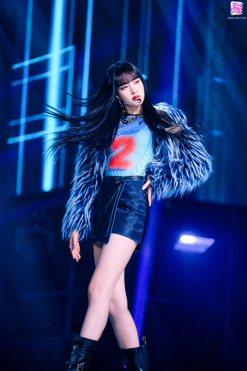 220306 STAYC Yoon - 'RUN2U' at Inkigayo documents 17