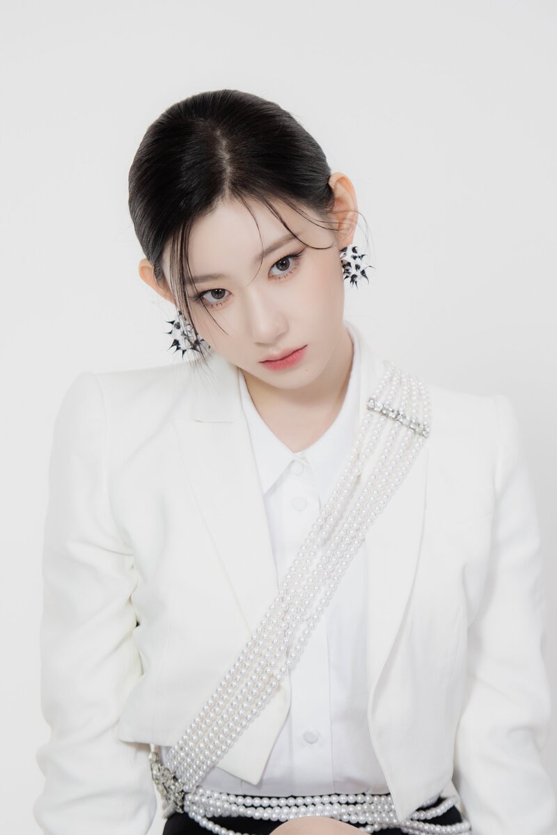 220819 ITZY Twitter Update - 'CHECKMATE' Making Photo - Chaeryeong documents 9