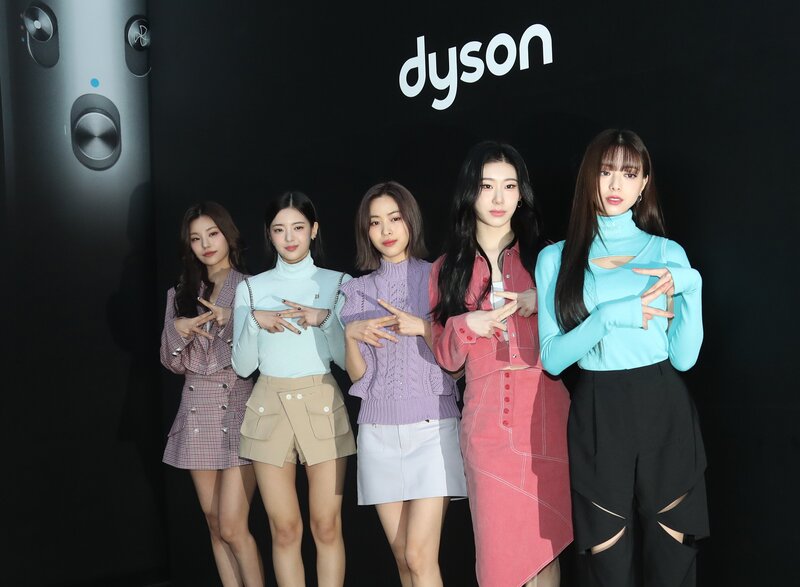 230201 ITZY - Dyson Style Lab Pop-up Store documents 2