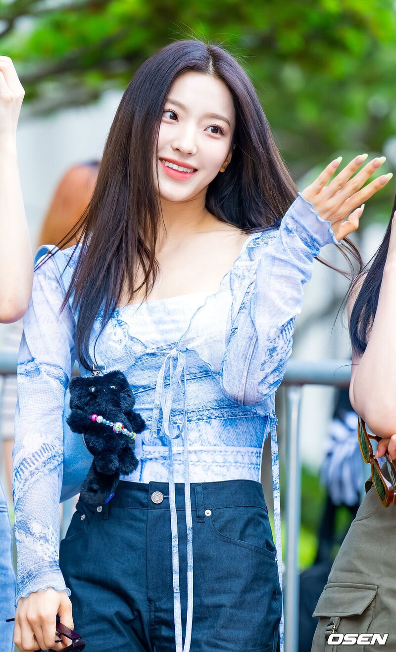 230616 fromis_9 Saerom - Music Bank Commute documents 3