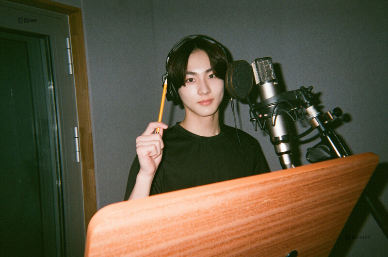 ENHYPEN <ROMANCE : UNTOLD> BEHIND PHOTO (FILM VER.) - JUNGWON documents 1