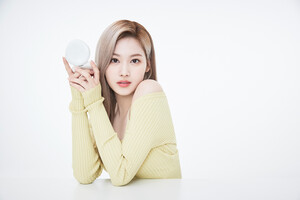 TWICE Sana for WAKEMAKE - Blurring Eye Palette &  Ash Pencil Liner