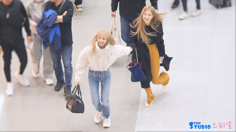 190201 - LISA at Incheon Airport to Philippines documents 16