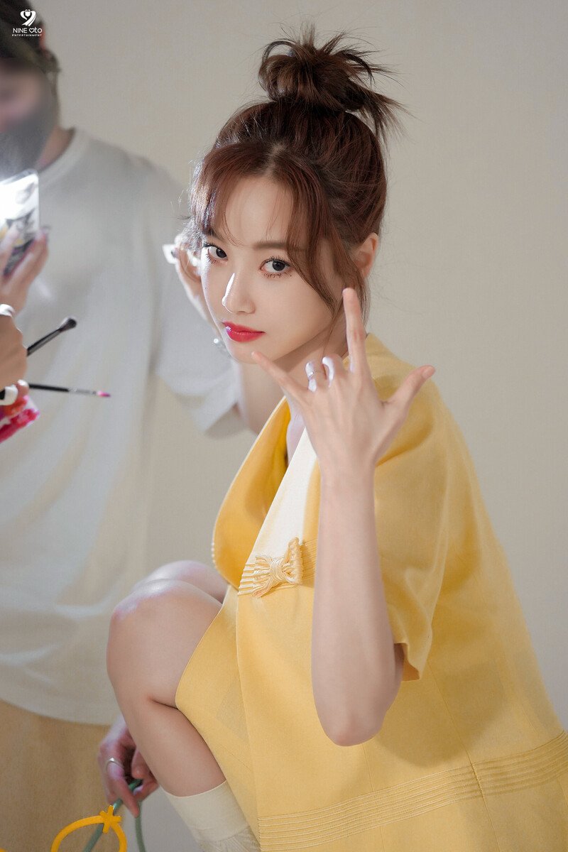 220812 9Ato Naver Post - Yeonwoo - Singles Magazine Photoshoot Behind documents 7