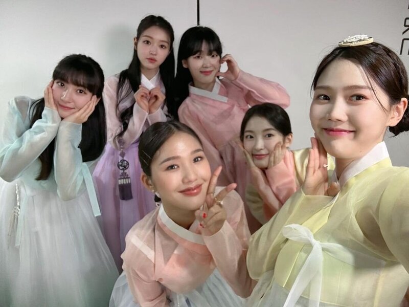 230122 OH MY GIRL Instagram Update documents 3